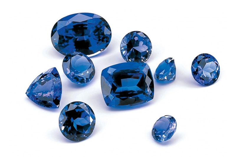 Đá Sapphire cũng rất được ưa chuộng làm đá phong thủy để bàn