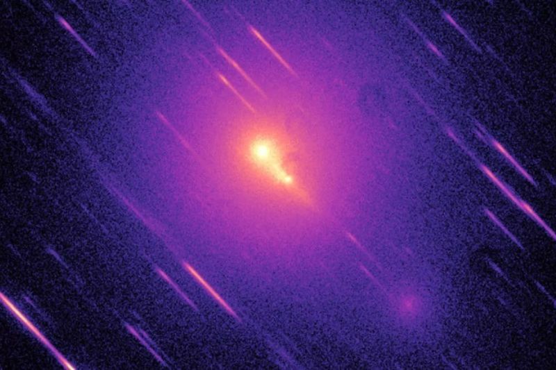 Sao chổi khổng lồ 96P/Machholz 1 trong ảnh chụp từ tàu vũ trụ Galaxy Evolution Explorer (GALEX) của NASA. Ảnh: NASA
